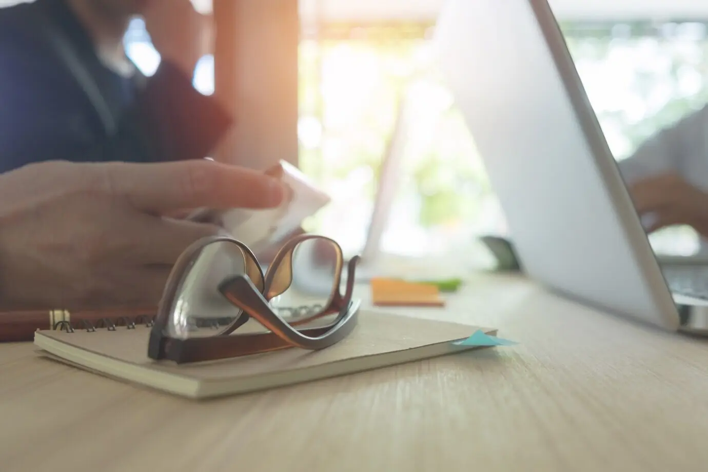 Деловая команда, работающая над новым бизнес‑планом, с современным цифровым компьютером и пустым пространством для текста.